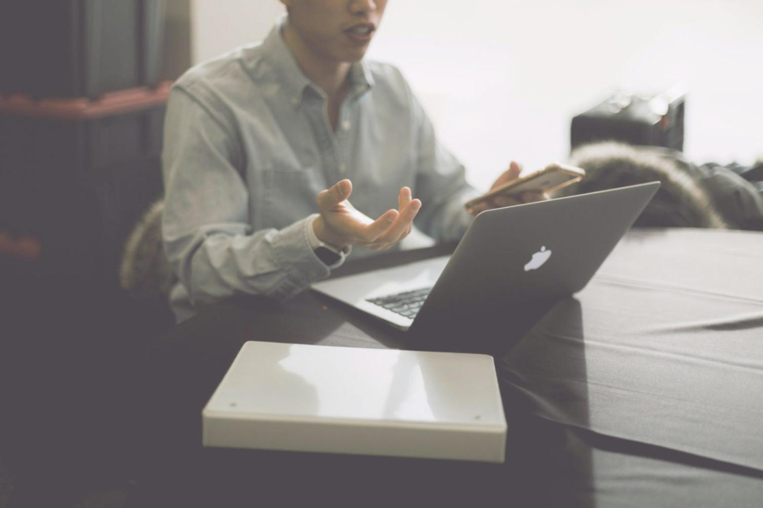 Étudiants travaillant sur une analyse financière en groupe