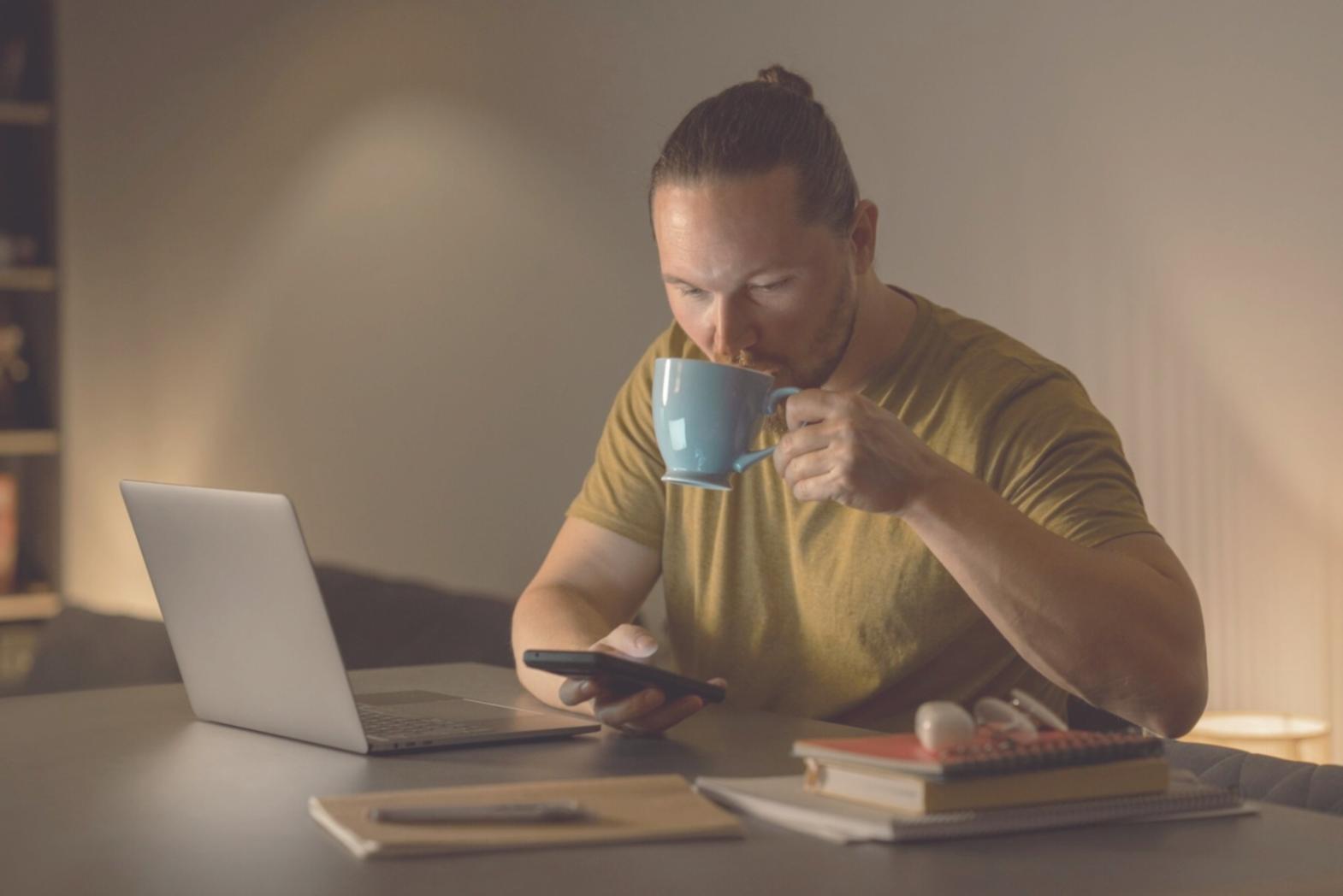 Analyse des données financières sur écran avec graphiques de performance