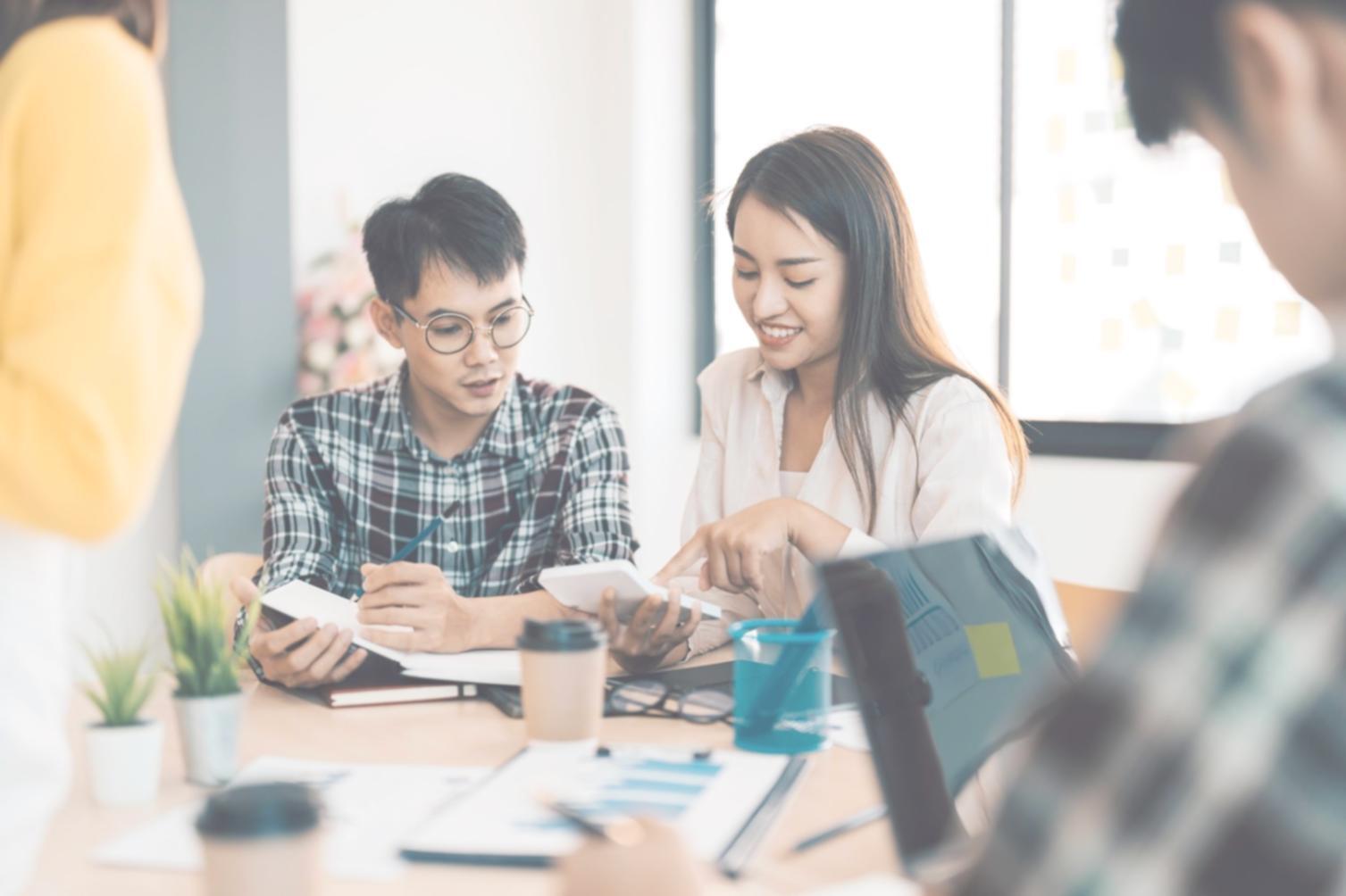 Espace de travail collaboratif avec écrans d'analyse