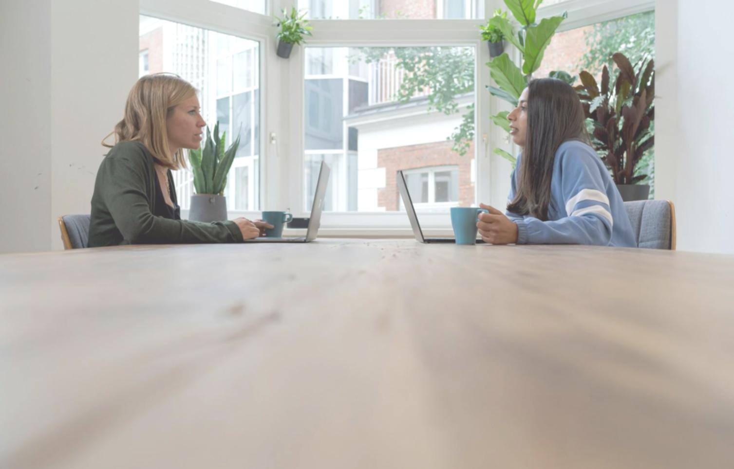 Session de formation en analyse financière avec participants concentrés sur les données