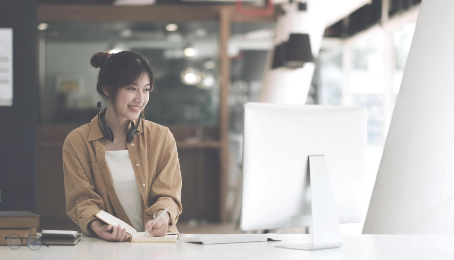 Réunion de travail avec documents financiers et ordinateur portable