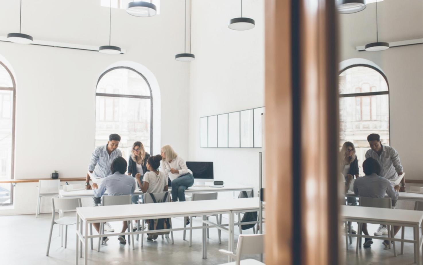 Espace de travail professionnel avec analyses financières et outils de visualisation de données