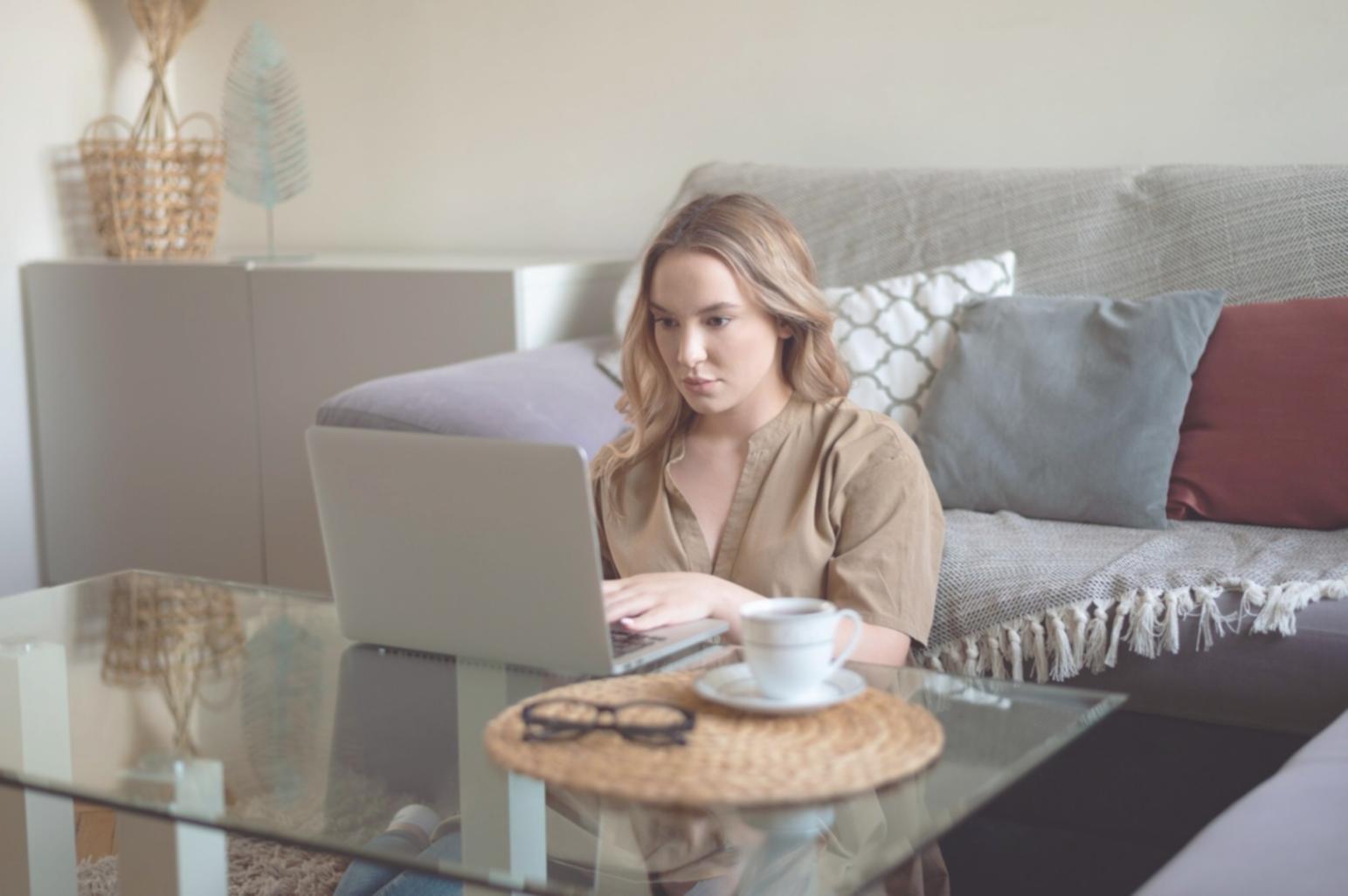 Bureau d'analyse financière avec graphiques et rapports détaillés